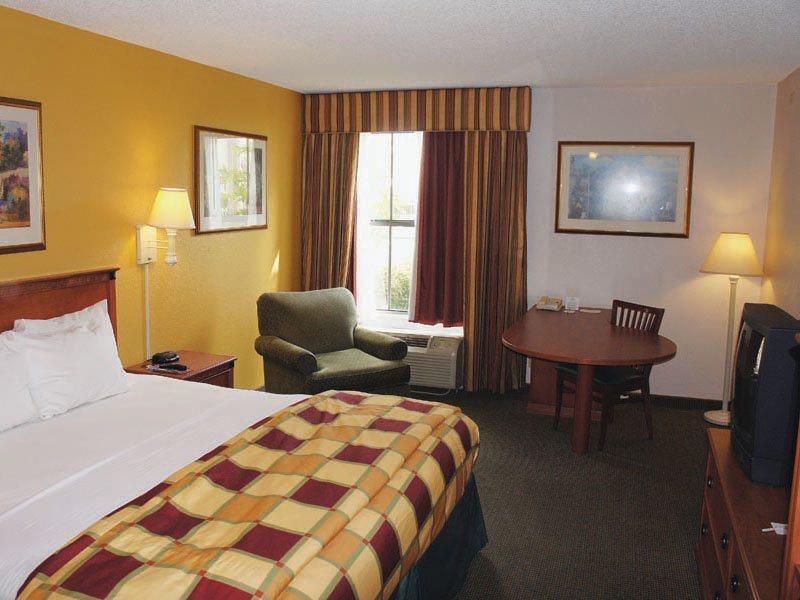 La Quinta Inn By Wyndham Orlando International Drive North Room photo